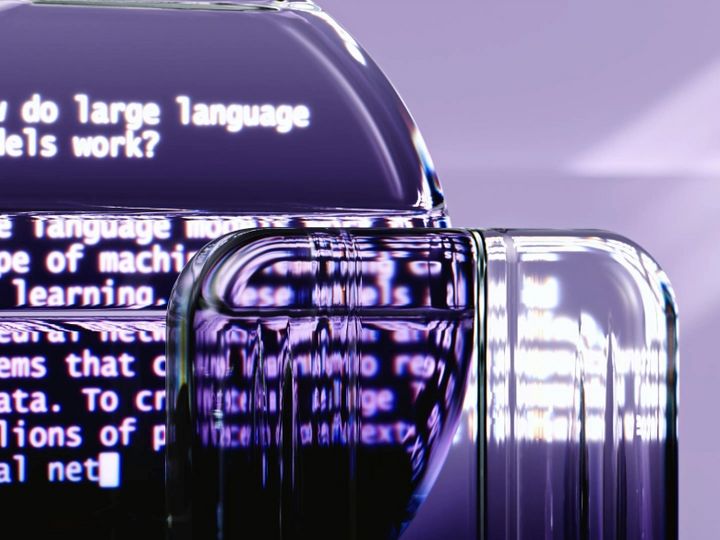 3D-Rendering: Lila-Blau-durchsichtige Glasformen mit LLM-Codeschnipseln.