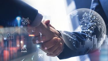 Blick auf zwei sich schüttelnde Hände. Darüber sind Grafiken von der Welt, die von netzartigen Verbindungen überspannt ist, und verschiedene Transportmittel als weiße Linien gelegt.