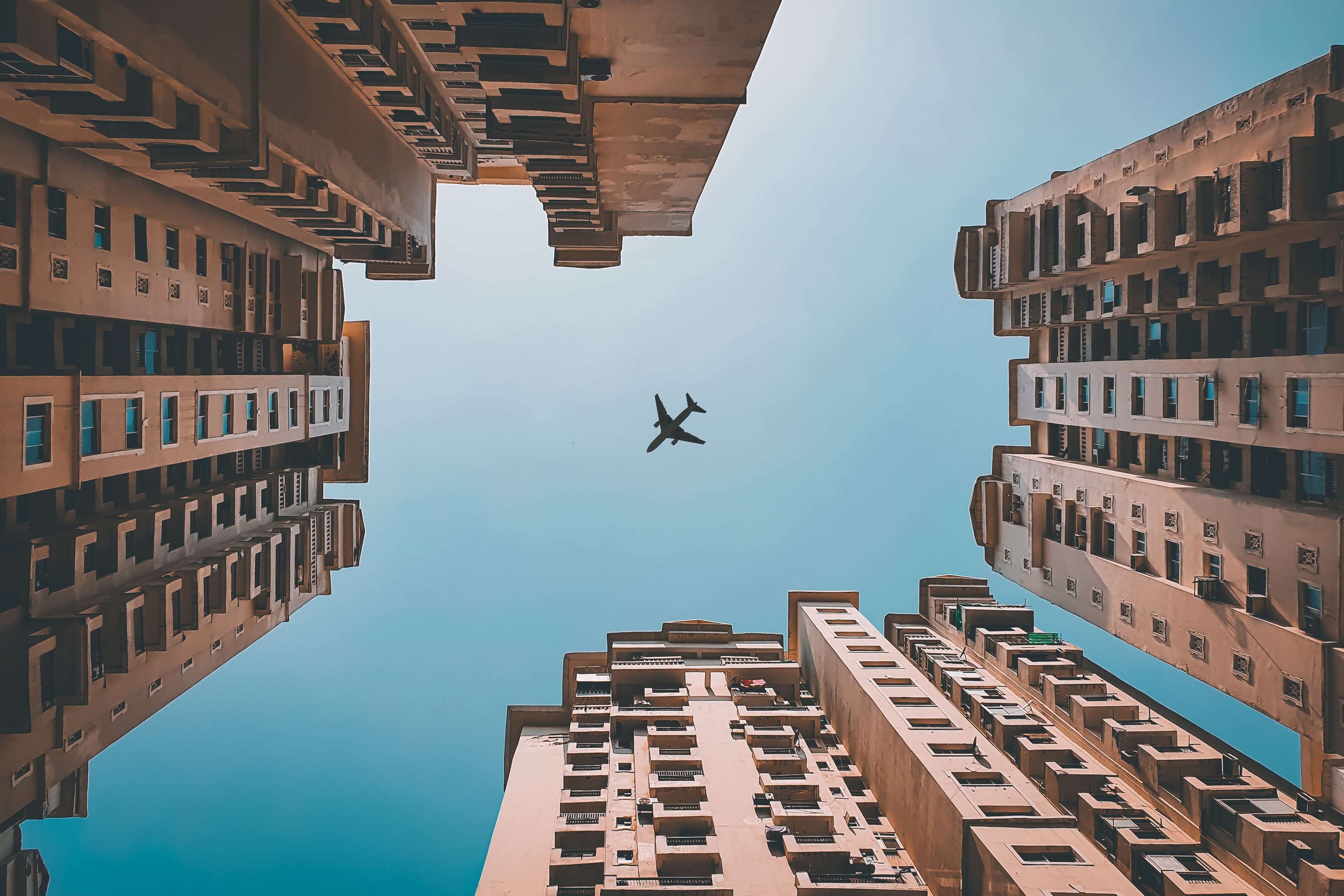 Flugzeug über Stadt