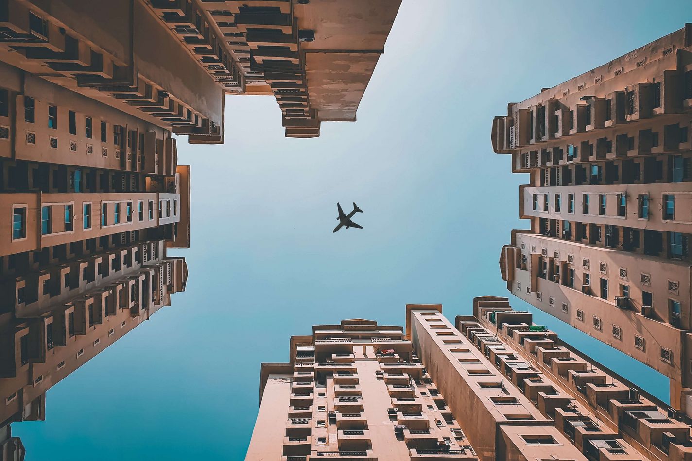Flugzeug über Stadt
