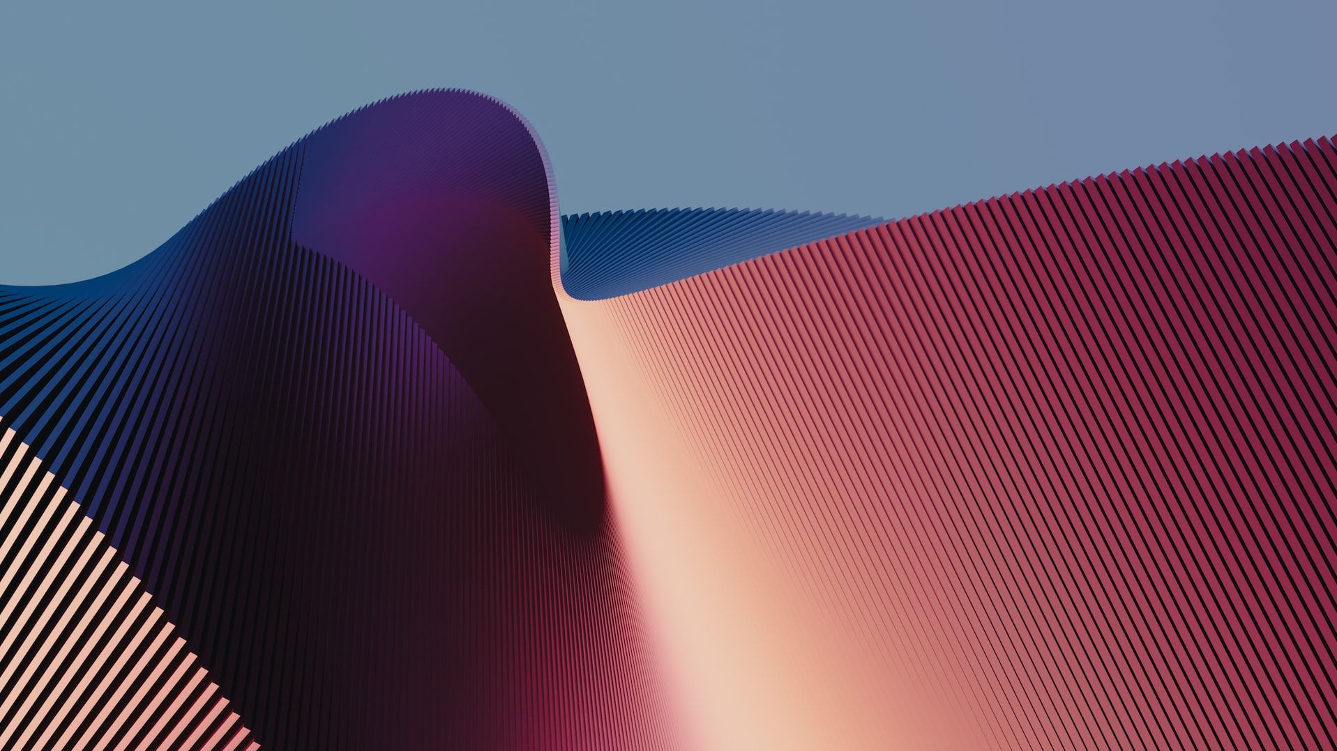 Foto: Eine geriffeltes, violett-rosafarbenes Metallband läuft geschwungen vor dungelblauem Himmel.