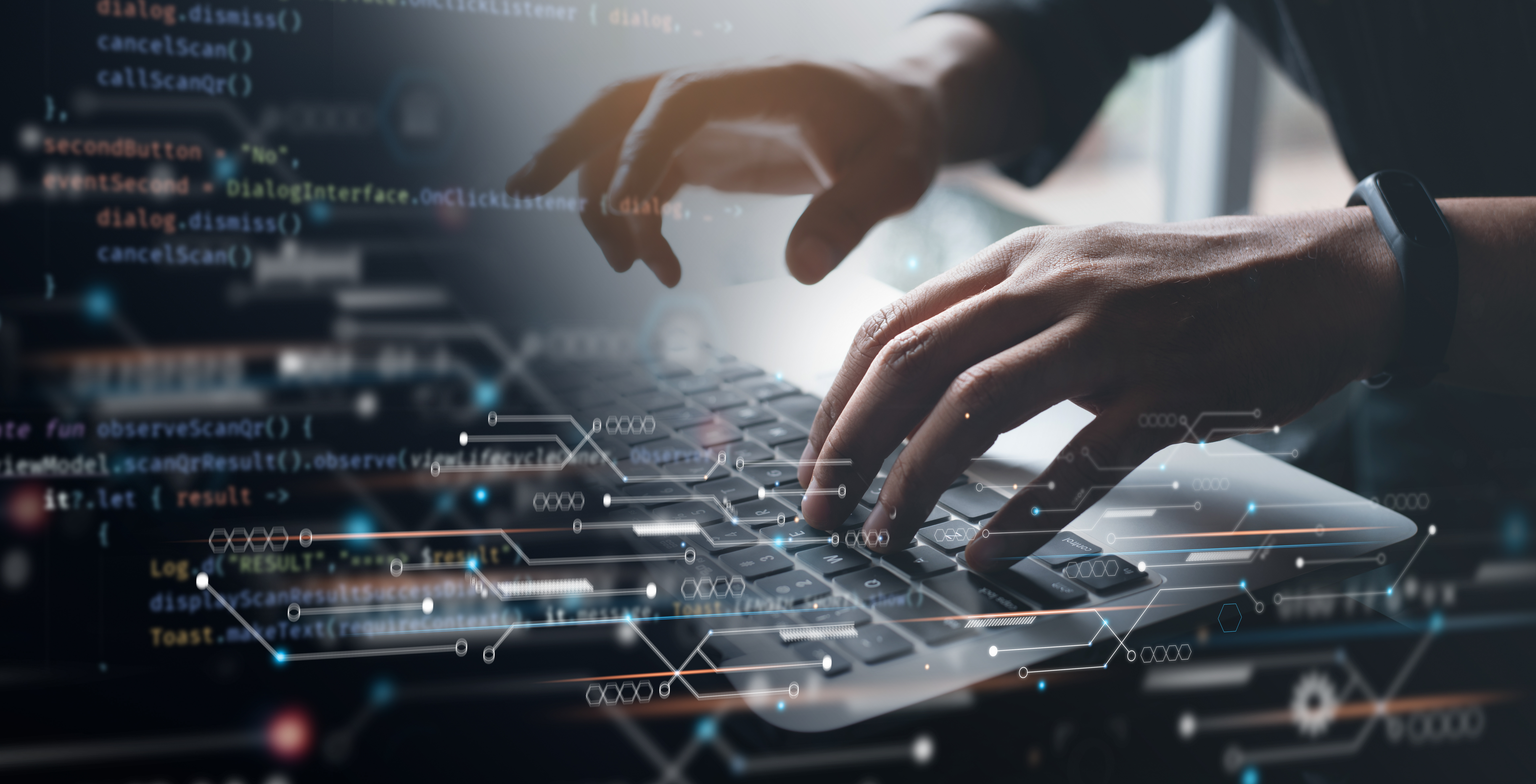 Person tippt auf einer Tastatur