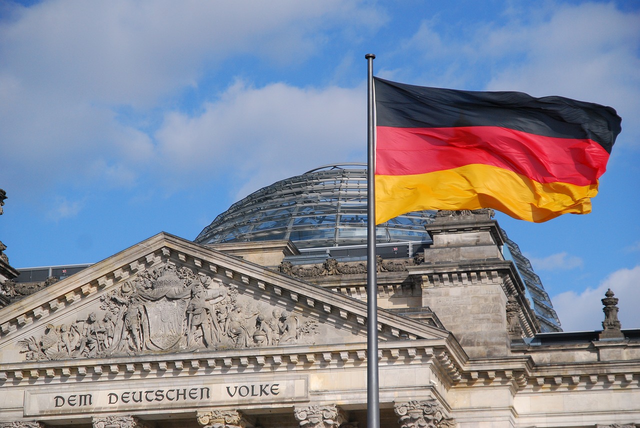 Deutschland Flagge weht vor dem Parlament
